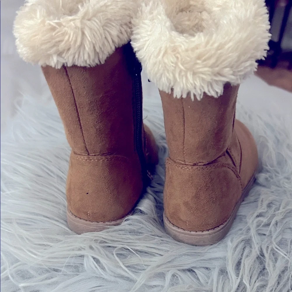 Cat & Jack Tan toddler Boots with Cream Faux Fur